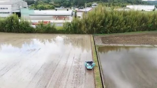 田植え機が水田を進む